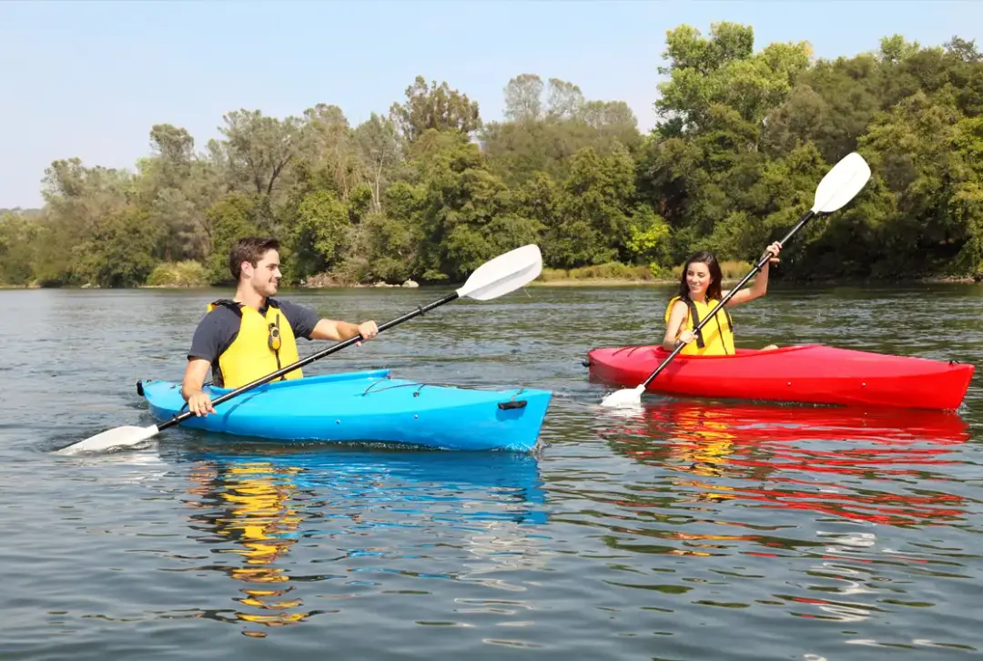 Image of kayakers on Nantahala Lake in Western North Carolina