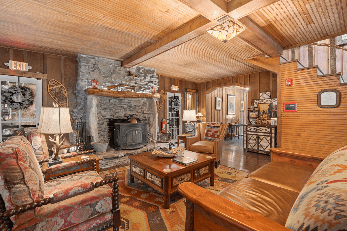 Image of great room at Glen Choga Lodge - Nantahala Lodging