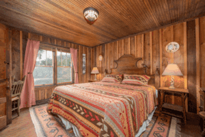 glen_choga_Lodge_Nantahala_NC_Hotel_Hydrangea_Suite - Glen Choga Lodge image of king bed in hotel room at glen choga lodge in nantahala north carolina - Hydrangea Suite
