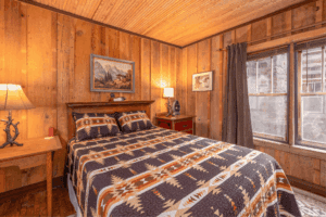 glen_choga_Lodge_Nantahala_NC_Hotel_Laurel_Suite - Glen Choga Lodge Image of queen bed in nantahala hotel suite at glen choga lodge