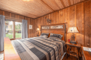 glen_choga_Lodge_Nantahala_NC_Hotel_Mallard_Suite_1 - Glen Choga Lodge Image of king bed at Glen Choga Lodge