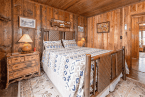 glen_choga_Lodge_Nantahala_NC_Hotel_Nantahala_Suite 3 - Glen Choga Lodge Image of queen bed in nantahala hotel suite at glen choga lodge