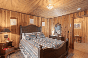 glen_choga_Lodge_Nantahala_NC_Hotel_hummingbird_Suite 2 - Glen Choga Lodge image of queen bed in hotel room at glen choga lodge in nantahala north carolina - Hummingbird Suite