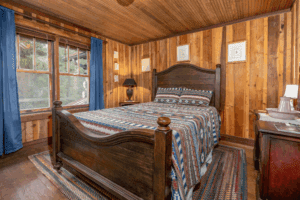 glen_choga_Lodge_Nantahala_NC_Hotel_hummingbird_Suite - Glen Choga Lodge image of queen bed in hotel room at glen choga lodge in nantahala north carolina - Hummingbird Suite