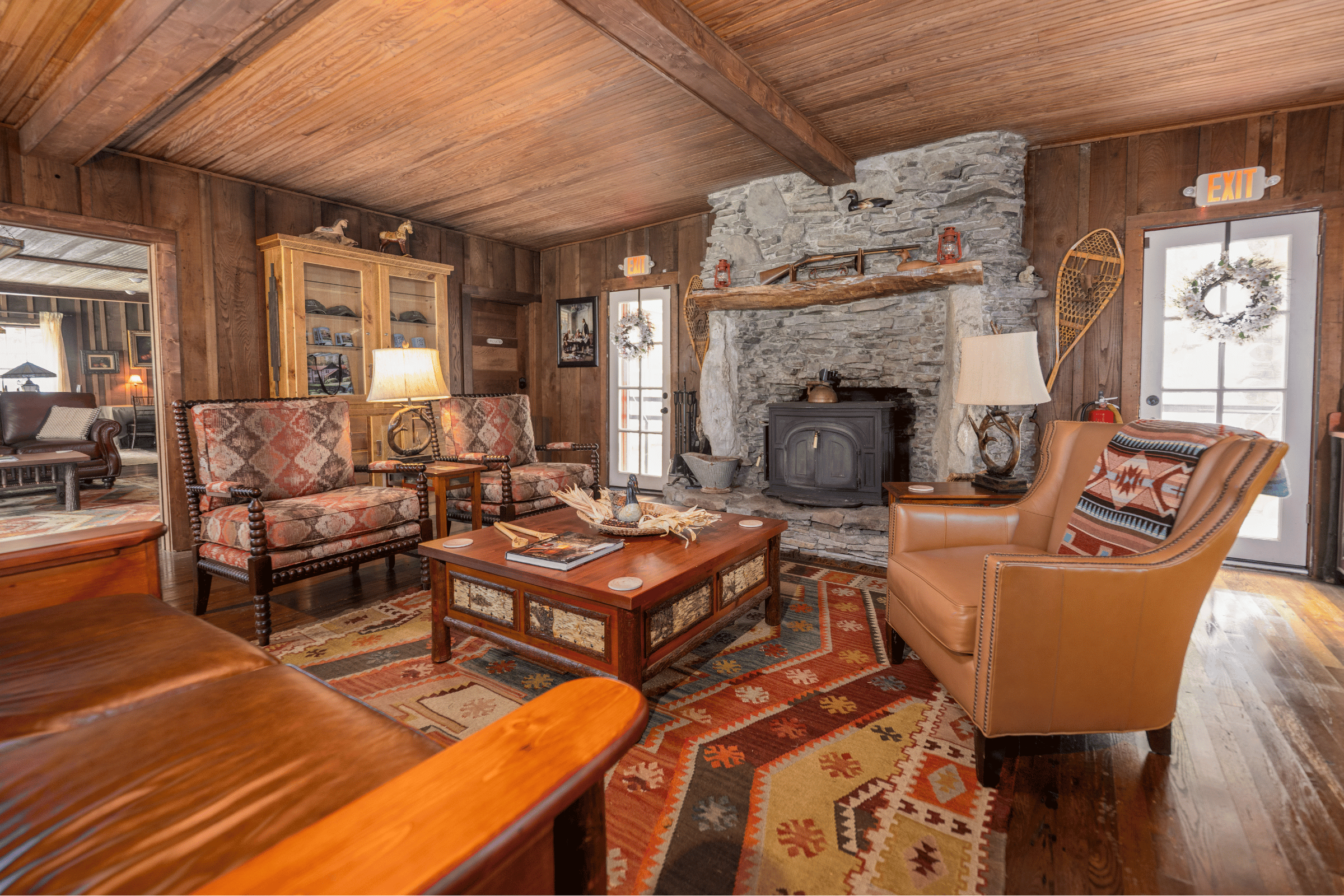 glen_choga_Lodge_Nantahala_NC_Lodge 7 - Glen Choga Lodge Image of great room and fireplace at Glen Choga Lodge